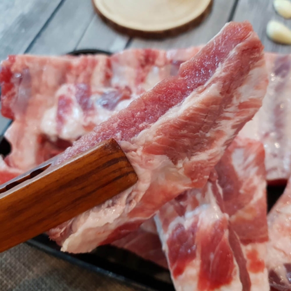 잡내 없이  큼직한  국내산  등갈비  1kg(10~15대 내외)