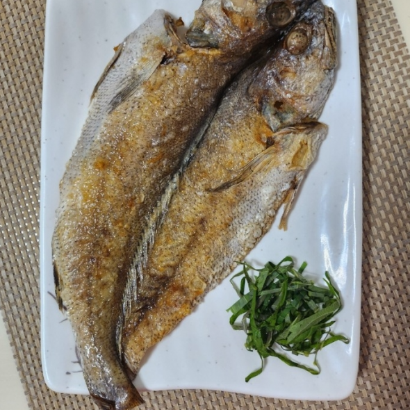 홍지수산 1마리씩 포장된 제수용 통으로 민어  밥반찬 펼쳐진 민어