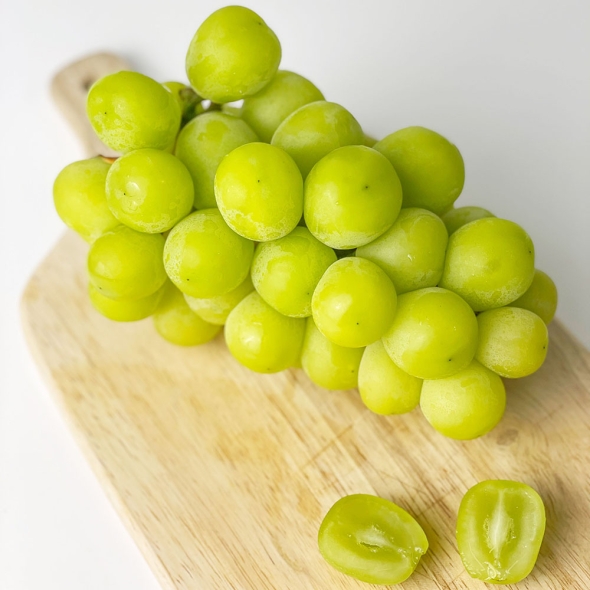 아삭한  식감  국내산  샤인머스켓 (1kg/2kg)