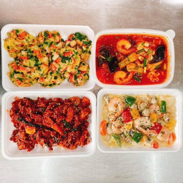 순수한반찬] [야식]  이모카세 세트 (크림새우가리비버터구이,오돌뼈볶음,짬뽕탕,맛살전)