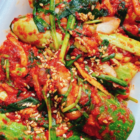 순수한반찬] 맛깔스런 김치 골라담기